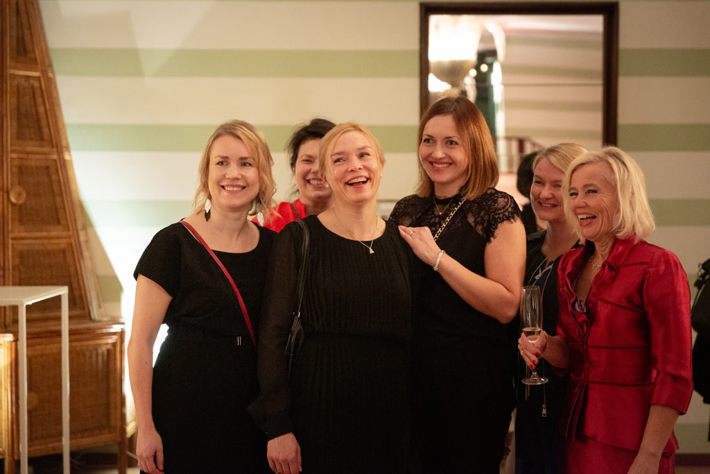 Fotografo Cena Aziendale Milano EUGA Villa Necchi Campiglio Le invitate si dilungano in conversazioni, immortalate dal fotografo di eventi Della Savia