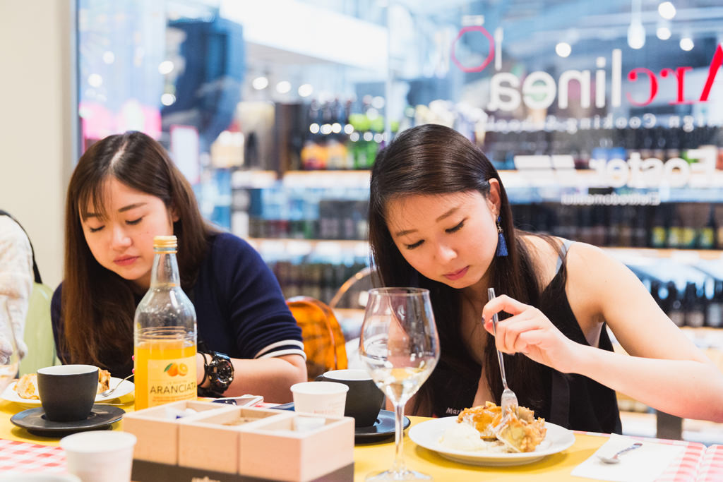 Fotografo Evento Aziendale Milano Eataly Boeucc Le dipendenti assaggiano la torta di mele ritratte