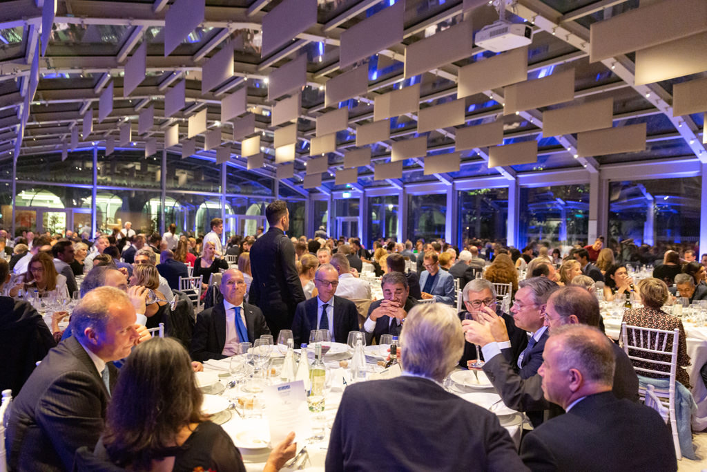 Fotografo Cena Aziendale Milano EUGA Villa Necchi Campiglio Un campo totale della cena di Gala per festeggiare l'undicesimo congresso dell'EUGA fotografata da Alessandro Della Savia, fotografo di eventi, presentazioni e cene aziendali