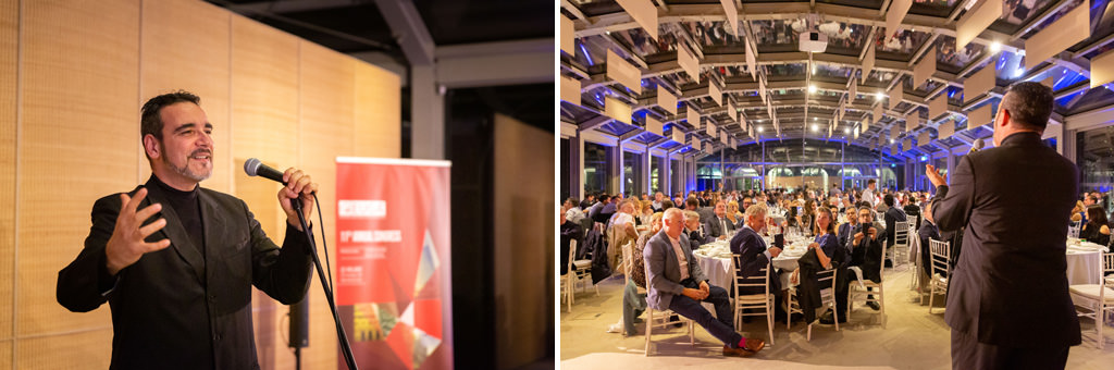 Fotografo Cena Aziendale Milano EUGA Villa Necchi Campiglio Un conferenziere enuncia un discorso di chiusura dopo la cena aziendale