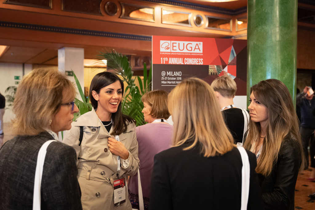 Fotografo Congresso Conferenza Milano EUGA Marriott Hotel Alcune partecipanti s'intrattengono nella hall dell'hotel Mariotti, immortalate dal fotografo di meeting aziendali Della Savia
