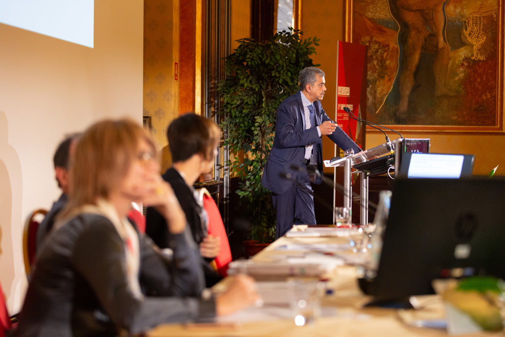 Fotografo Congresso Conferenza Milano EUGA Marriott Hotel Un relatore espone i suoi prodotti innovativi ripreso dal fotografo di eventi e congressi Della Savia