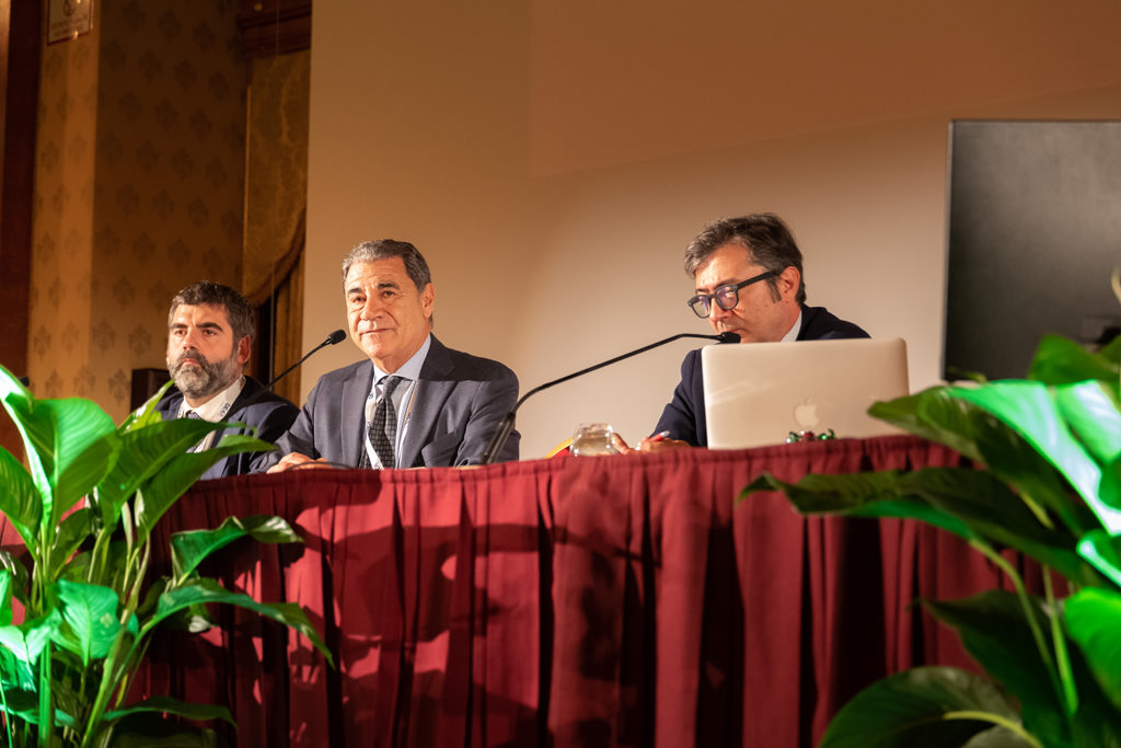 Fotografo Congresso Conferenza Milano EUGA Marriott Hotel Alcuni relatori espongono i loro prodotti innovativi presso una sala dedicata alle conferenze durante il congresso dell'EUGA