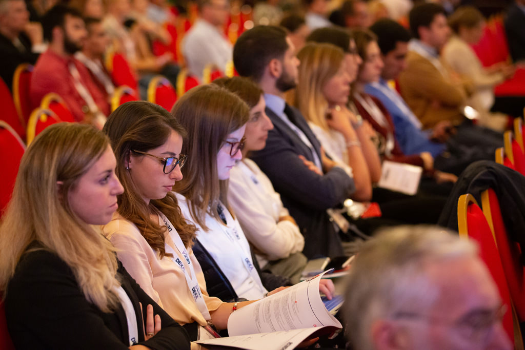 Fotografo Congresso Conferenza Milano EUGA Marriott Hotel I partecipanti rileggono il depliant dell'evento EUGA