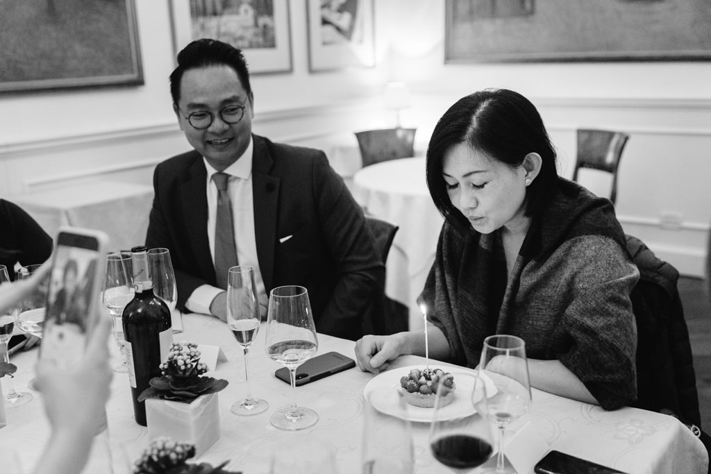 Fotografo Evento Aziendale Milano Eataly Boeucc Una dipendente festeggia gli anni soffiando una candela in un momento colto dal fotografo di eventi aziendali Alessandro Della Savia
