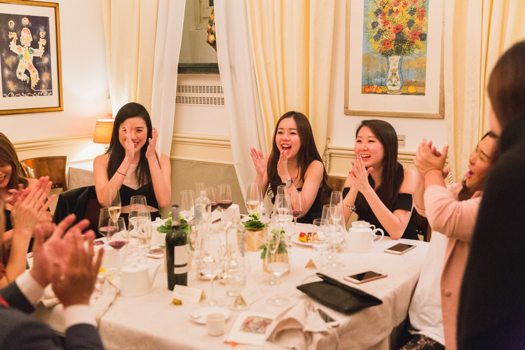 Fotografo Evento Aziendale Milano Eataly Boeucc Le invitate applaudono gioiosamente la conclusione di una splendida giornata passata insieme ai colleghi