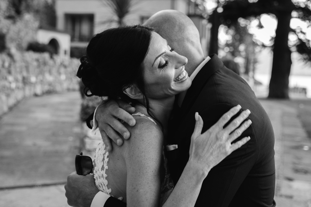 Fotografo Matrimonio Lago di Como Casta Diva Mandarin La sposa abbraccia gli amici dopo la cerimonia