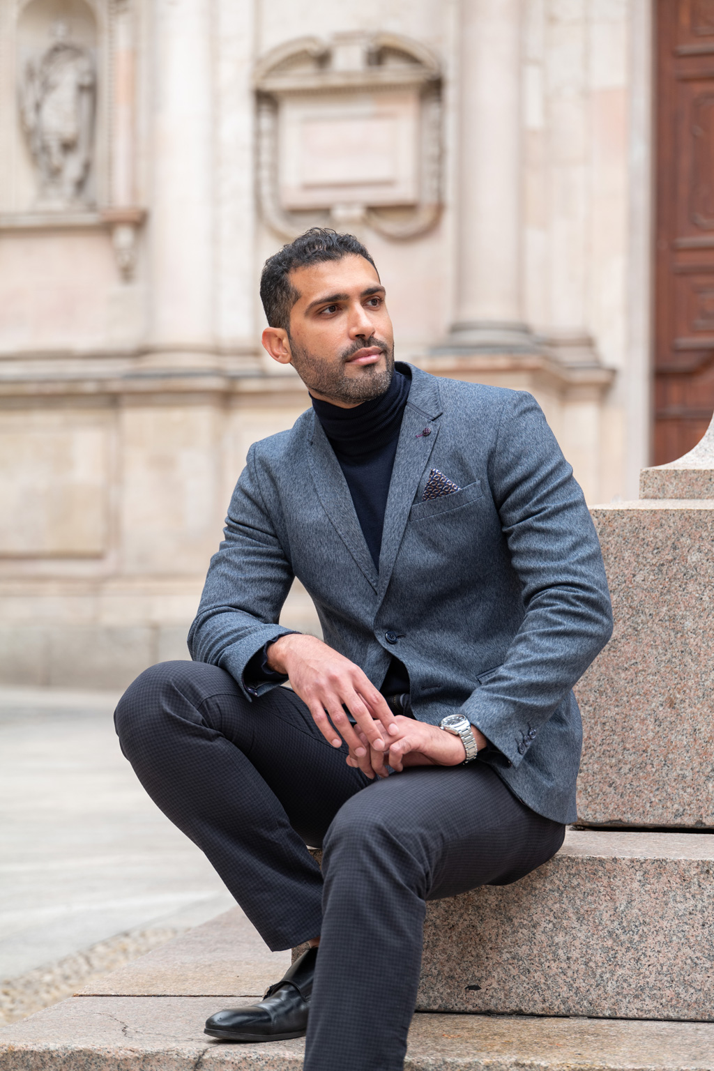 Fotografo-ritratto-esterna-Milano Ritratto di un ragazzo elegante seduto