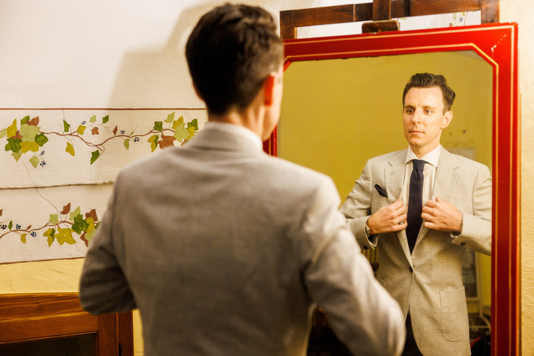 Destination Wedding Photographer Como Una sposa durante la preparazione del matrimonio