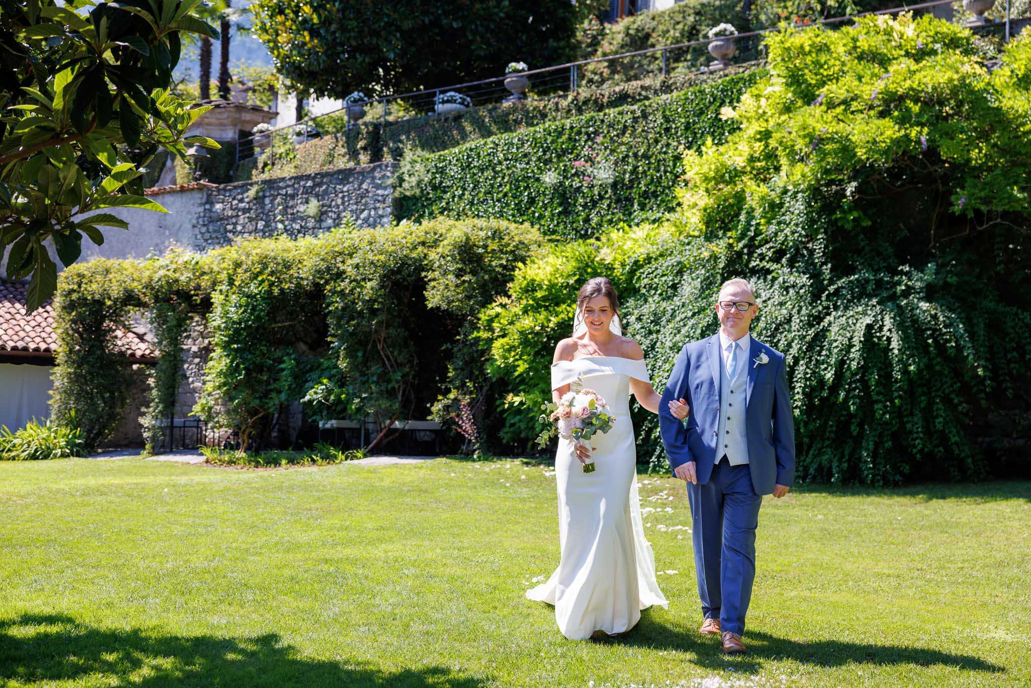 Destination Wedding Photographer Como Una sposa e suo padre ai piedi della cerimoni