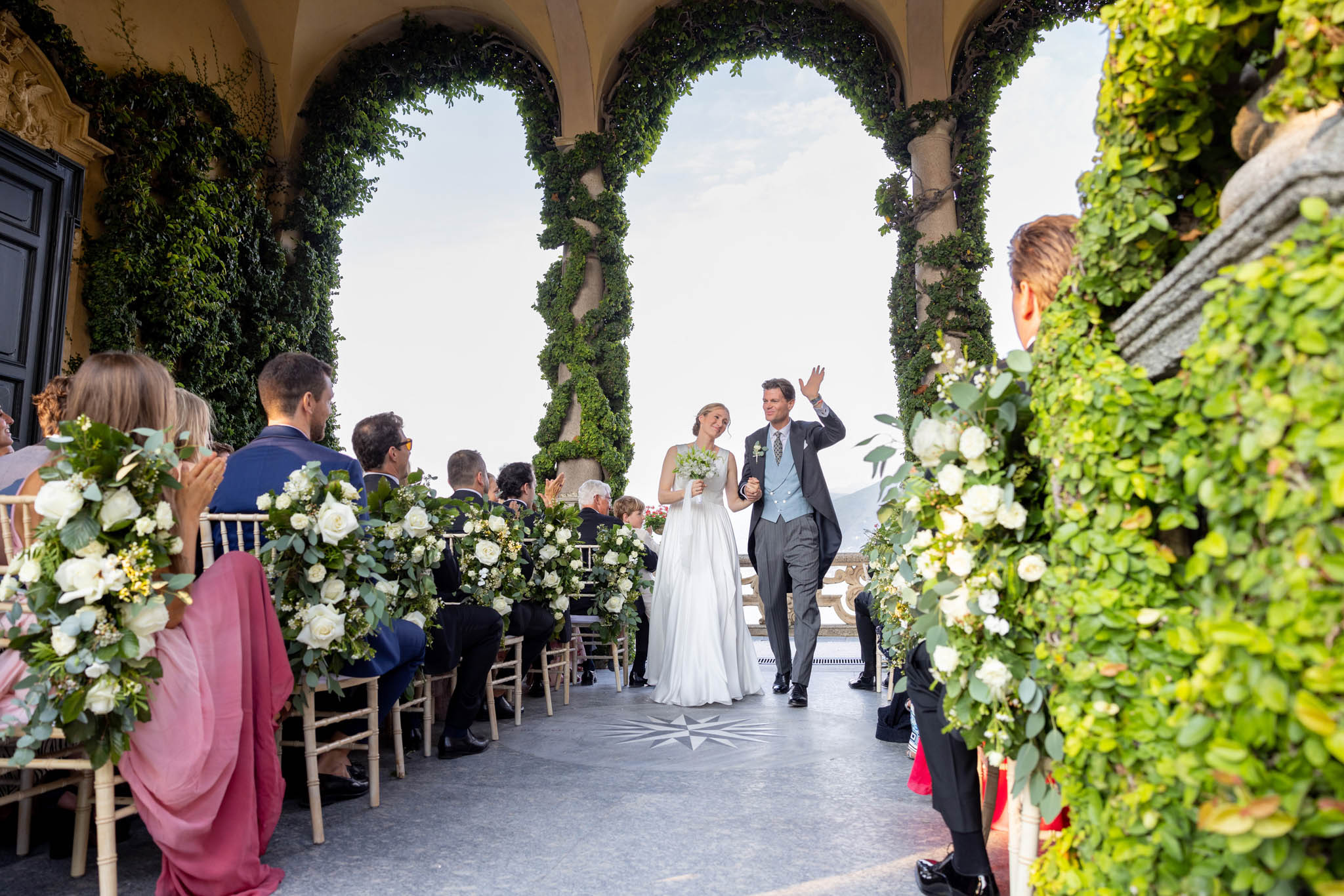 Destination Wedding Photographer Lake Como Gli sposi che camminano sulla navata dopo la cerimonia del loro matrimonio