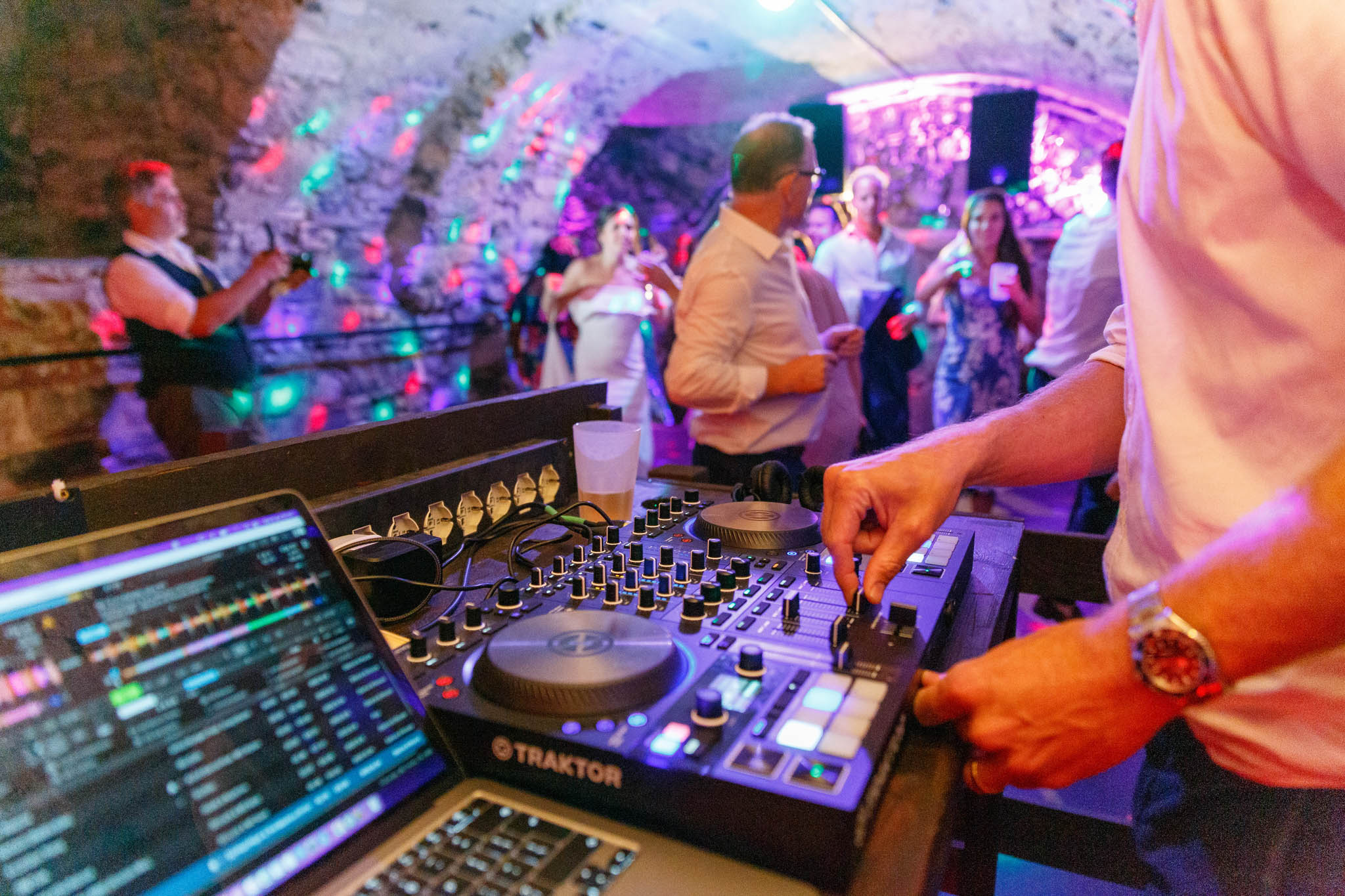 Destination Wedding Photographer Como DJ che suona ad un matrimoni