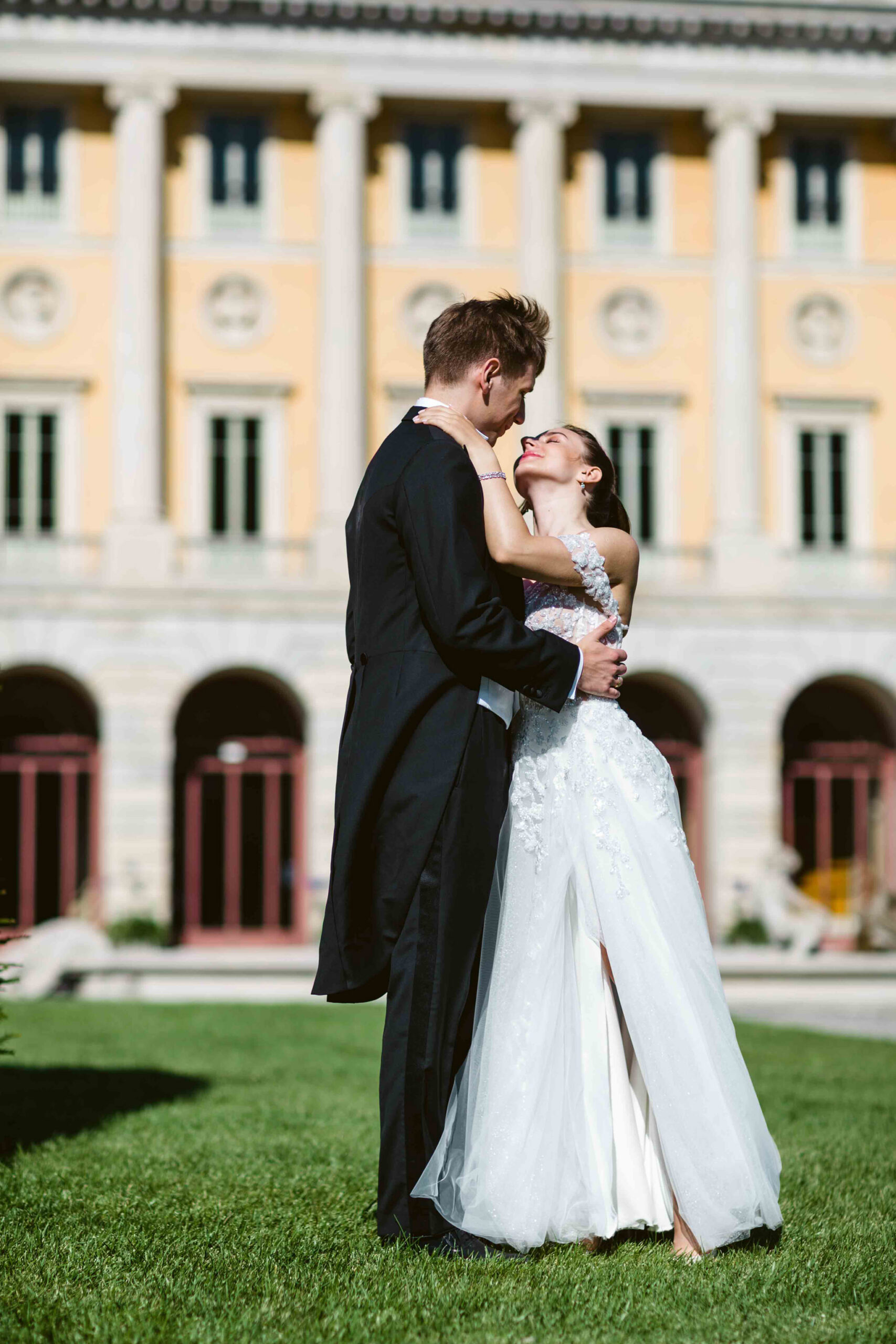 Fotografo Ritratto Pawel foto ritratto ambientato coppia sul lago di como