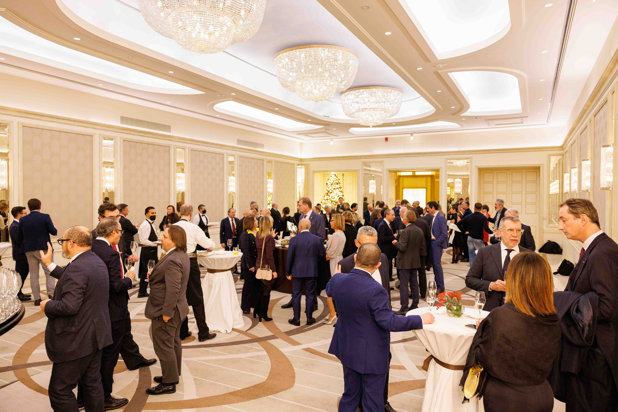 Foto evento business upiveb Panoramica dei colleghi all'aperitivo all'evento UPIVEB all'hotel principe di savoia a Milano