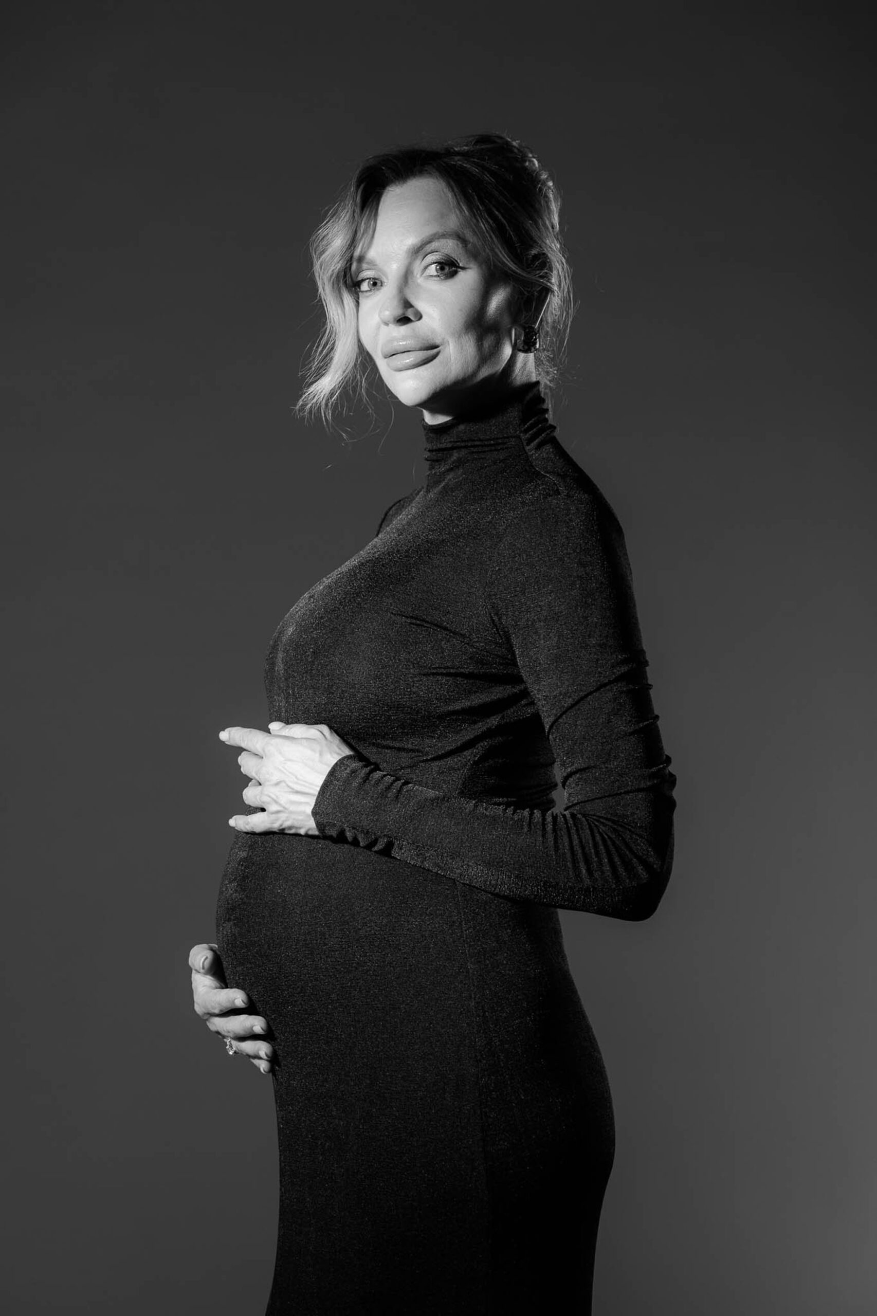 009-Photographer-fashion-maternity-photoshoot-Milan Photographic maternity family photoshoot studio Milan