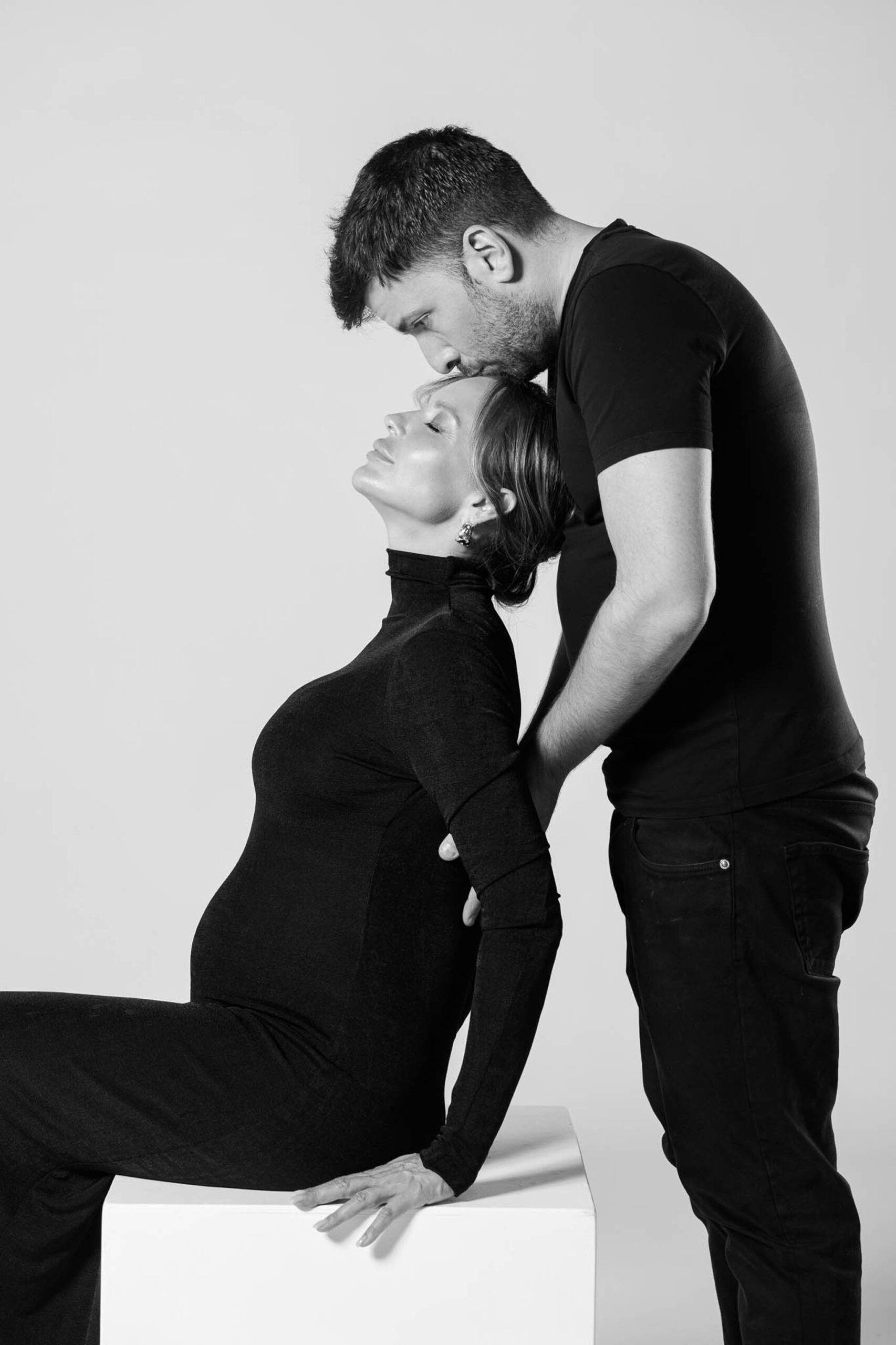 012-Photographer-fashion-maternity-photoshoot-Milan Photographic maternity family photoshoot studio Milan